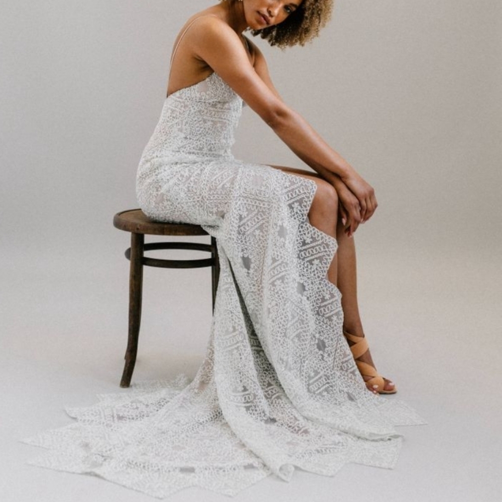 NWT Laudae off-white/nude fitted lace wedding dress with train